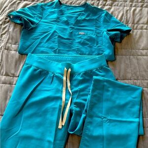 Figs traditional scrub set in small petite, color Oasis (teal)